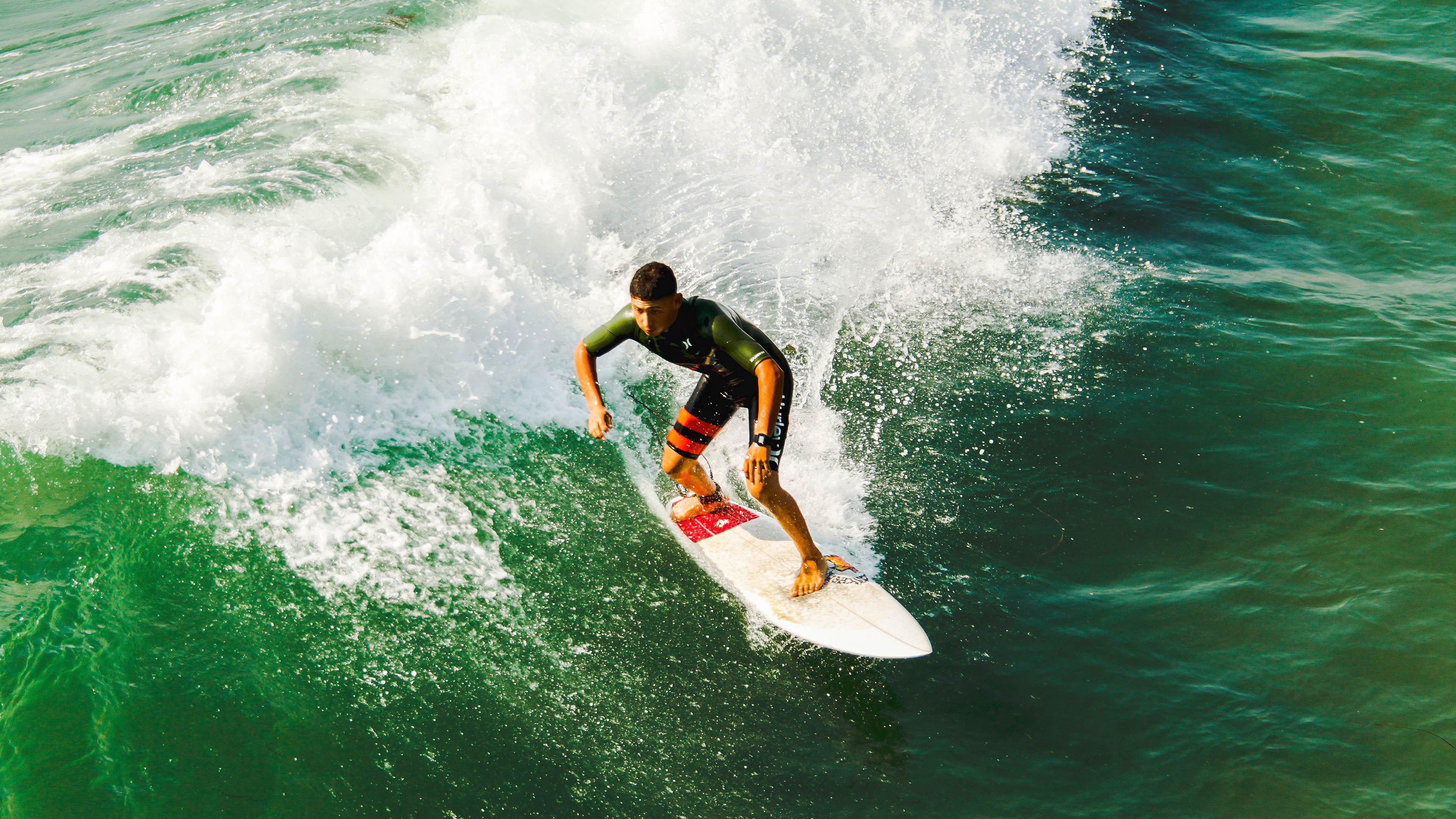 当巴格达的篮球奇迹遇见曼城的绿茵主宰，唯一性夜晚的双重奏