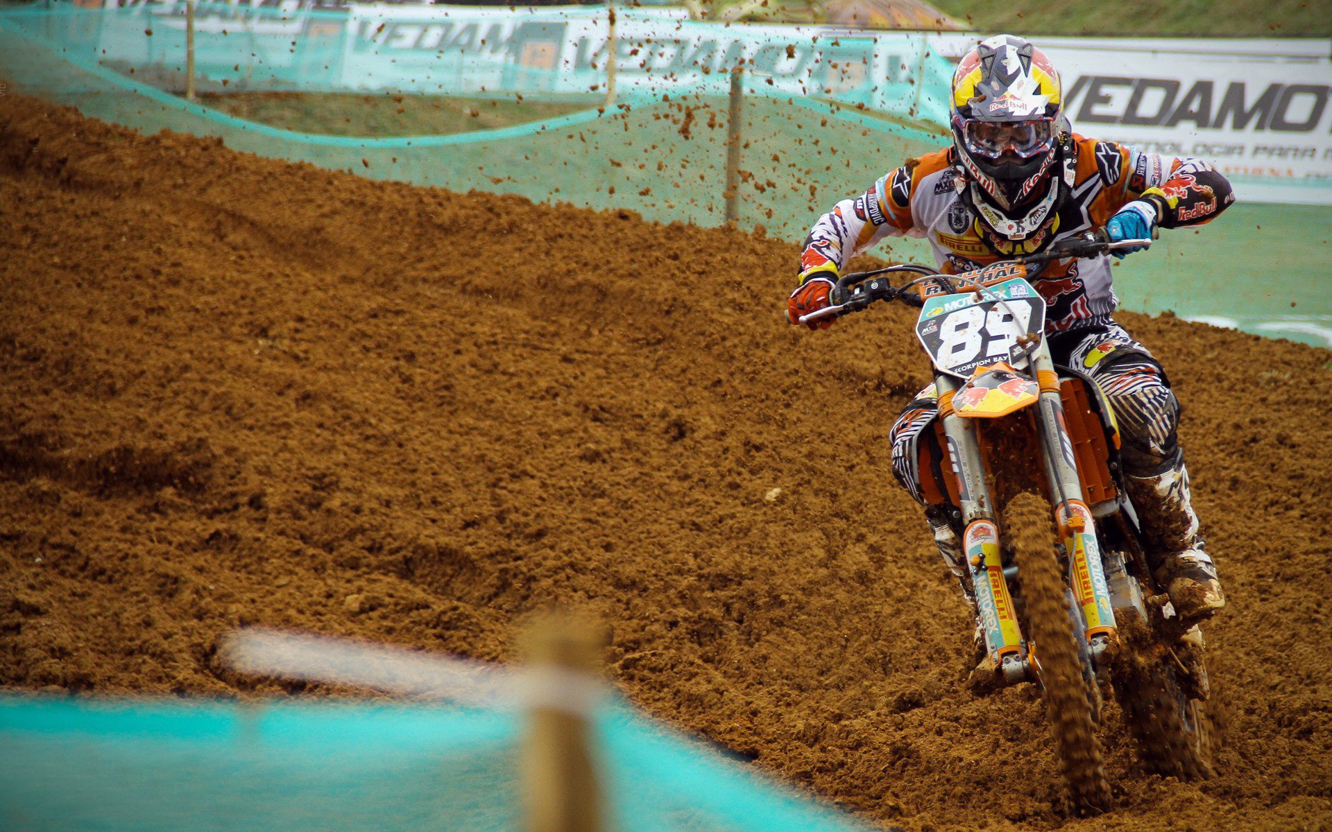 赛道上的心跳瞬间，阿斯顿马丁险胜法拉利，塞恩斯关键制胜