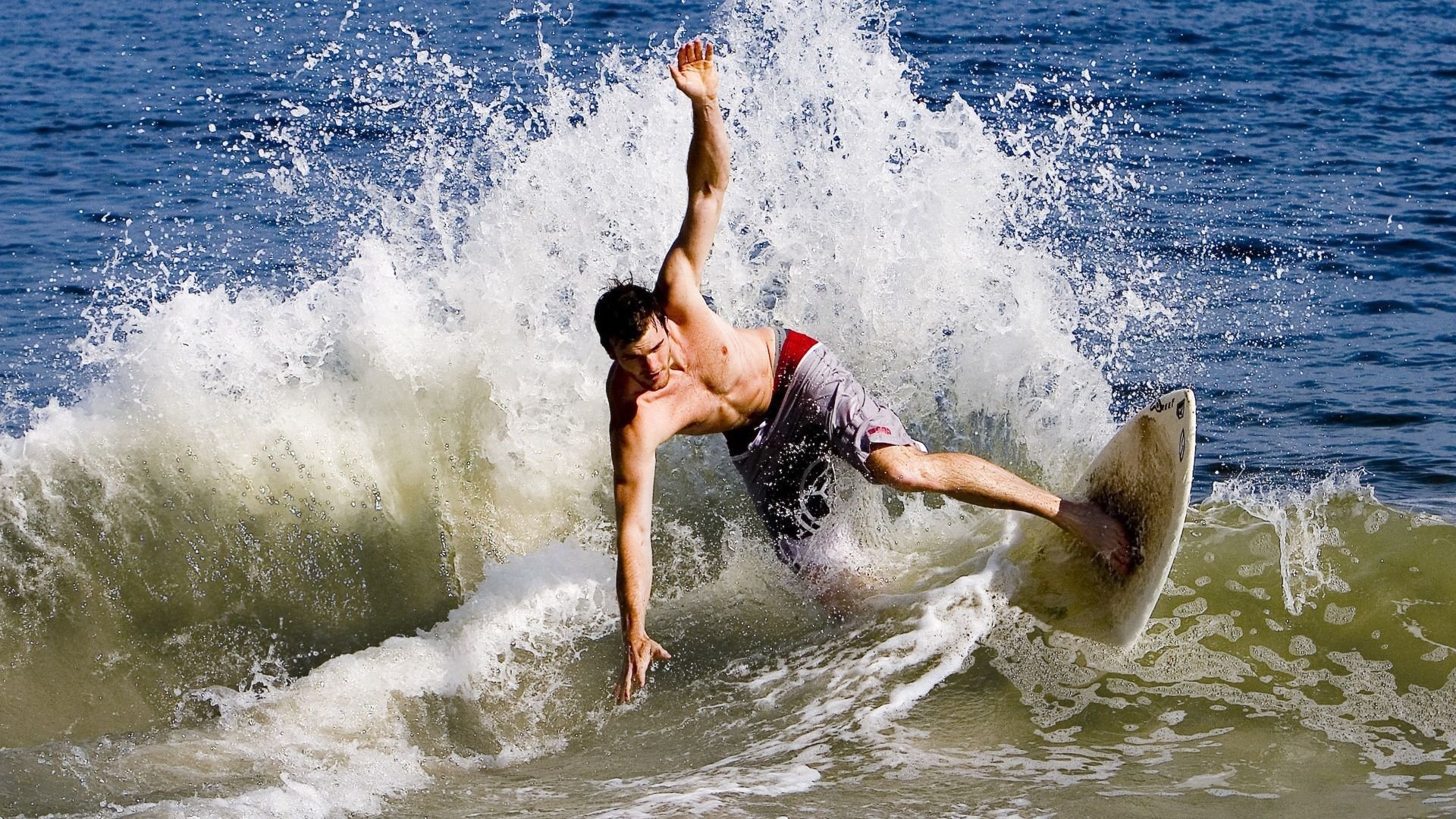 赛道上的绝对统治，雷诺车队碾压哈斯车队，勒克莱尔状态火热预示新赛季格局